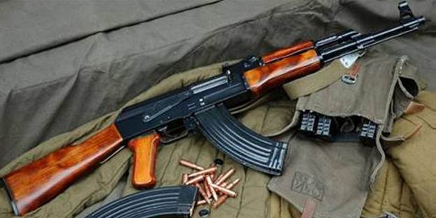 FETÖ'cü akademisyenin evinden kalaşnikof çıktı!
