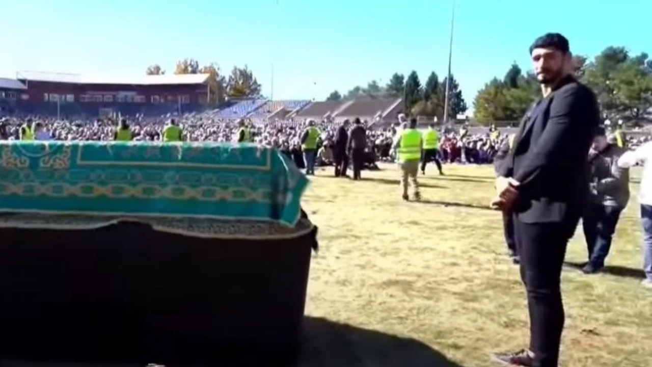 FETÖ’cü Enes Kanter, terörist Gülen’in tabutu başında bakın ne yaptı