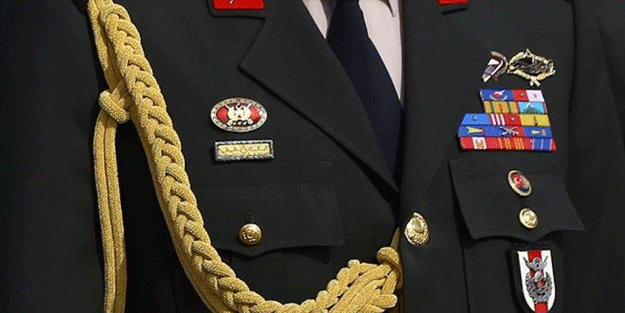 FETÖ’cü generalden bomba itiraf! “Rütbemi o taktı ben de elini öptüm”