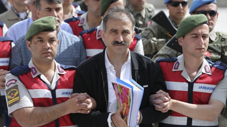 FETÖ'cü hain bir deste paraya 