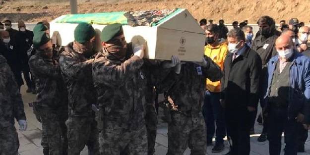 FETÖ'cü hainler şehit etmişti! Emniyet Genel Müdürü Aktaş, şehit annesinin cenazesini uğurladı