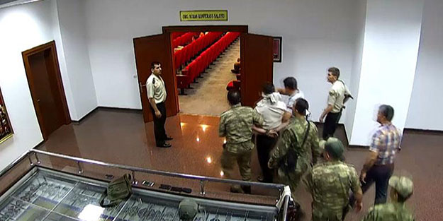 FETÖ'cülerin General Veli Turan'ı alıkoyduğu görüntüler ortaya çıktı!