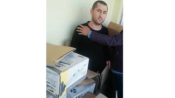 FETÖ'den aranan komutan koli içerisinden çıktı!