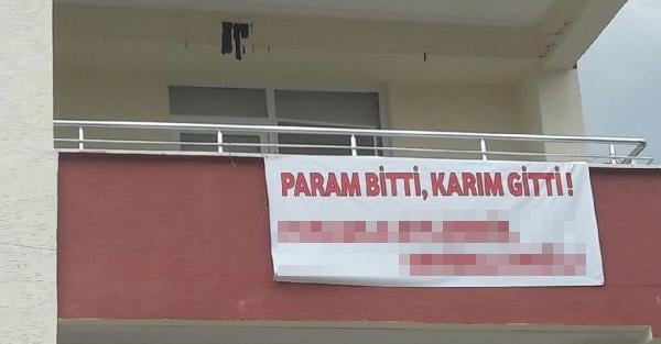 FETÖ'den ihraç edilen polis evinin balkonuna bakın ne pankartı astı