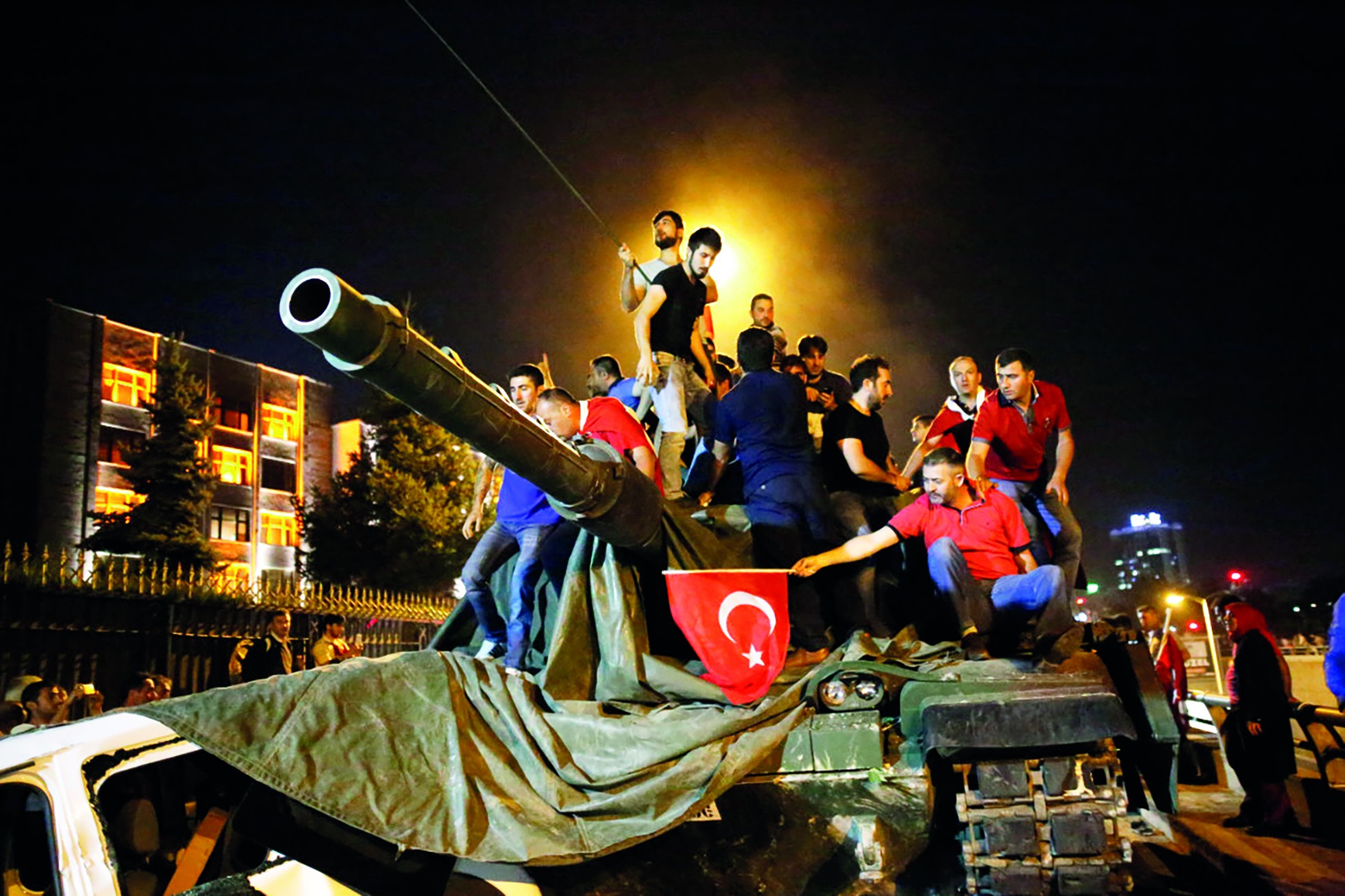 FETö’nün 15 Temmuz ihaneti 7. yıldönümünde lânetle anılıyor! Tankı-topu iman gücüyle ezdiğimiz gece