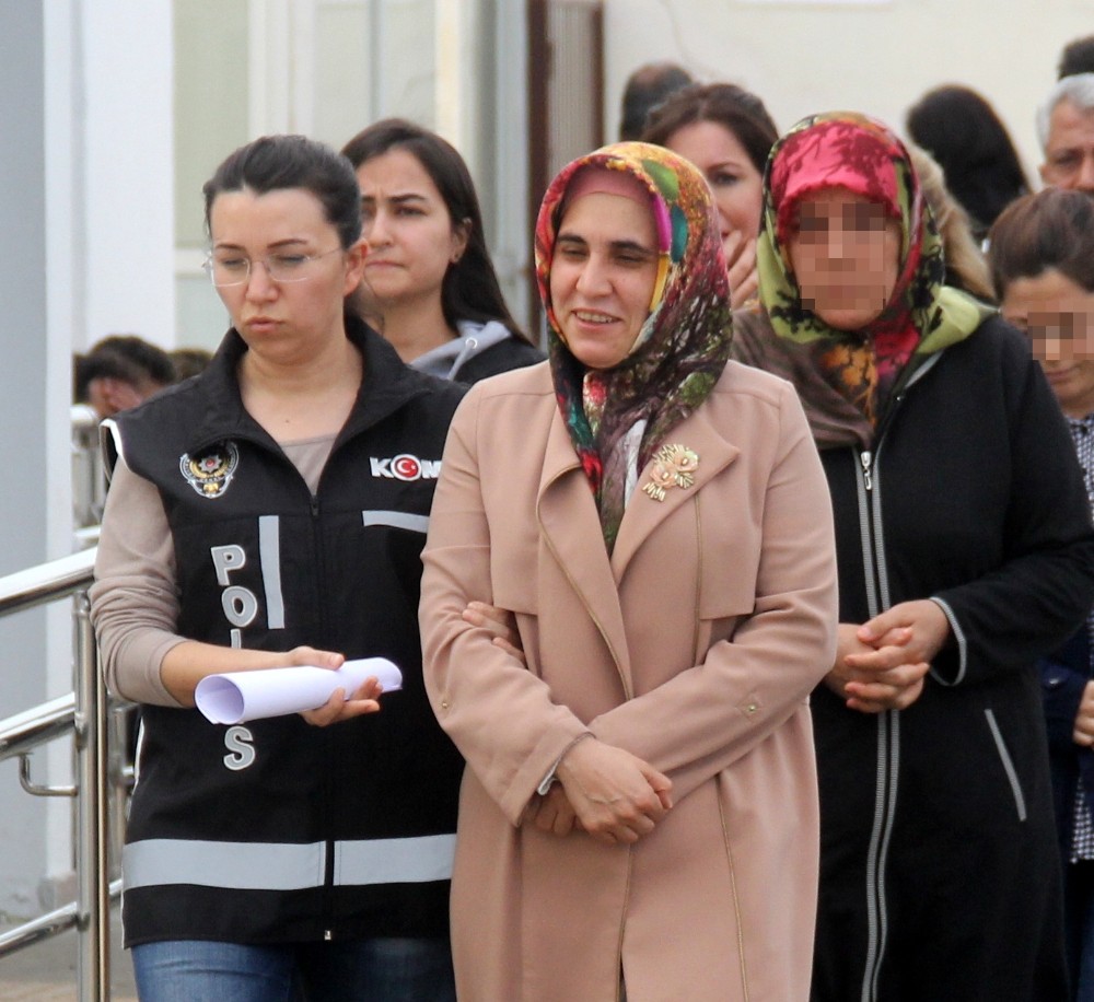 FETÖ’nün ablası gülerek gittiği adliyede tutuklandı 