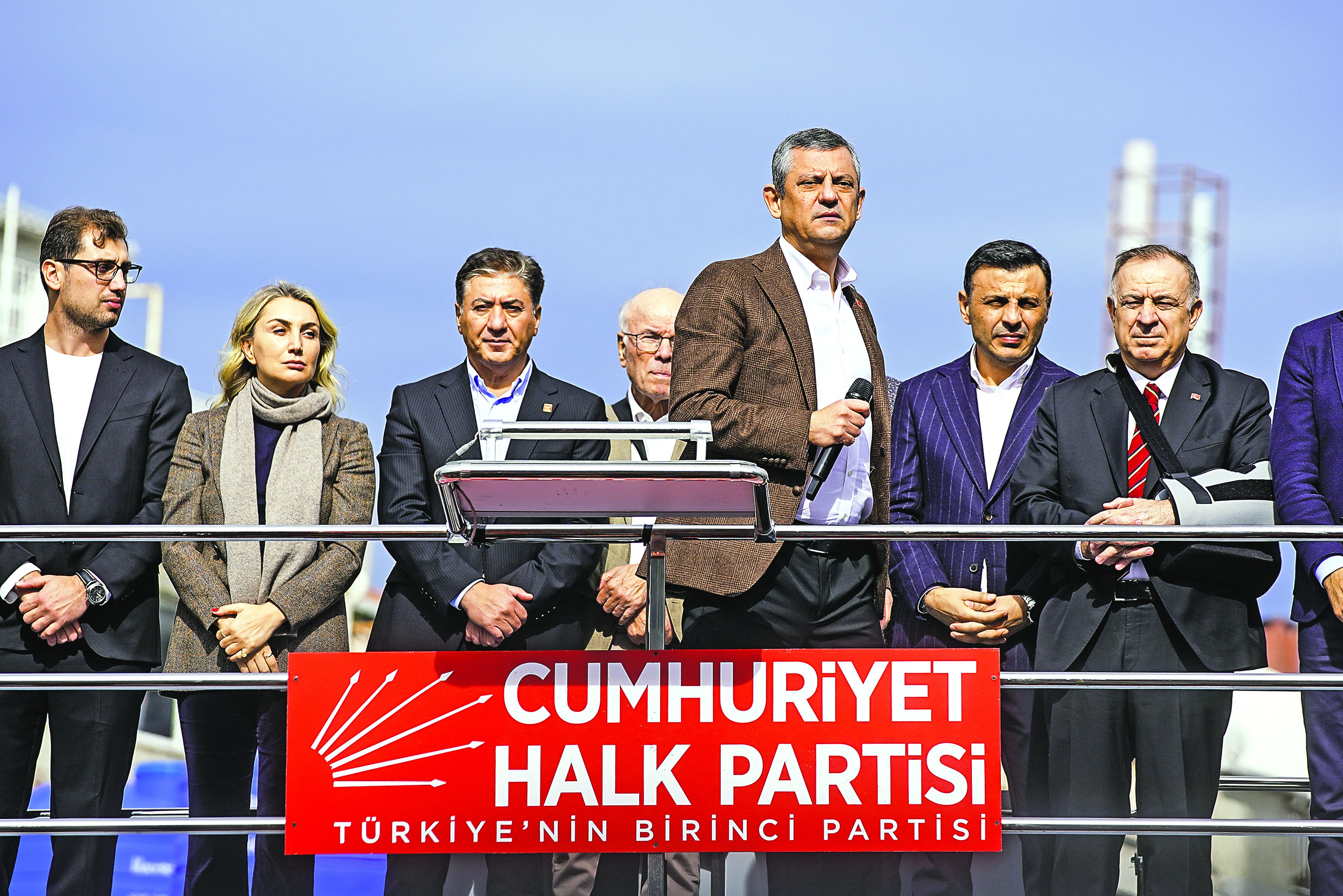 FETÖ’nün bayrağını Özgür sallıyor