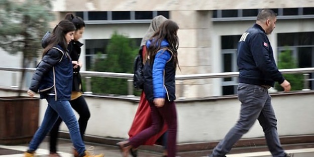 FETÖ'nün kritik isminin eşi yakalandı!