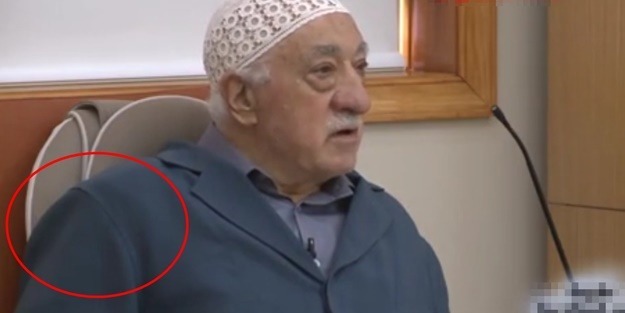 Feto'nun sağ omzunda takılı olan ne?