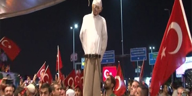 Fetullah Gülen'in maketini astılar