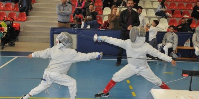 Minik eskrimciler kupalarına kavuştu