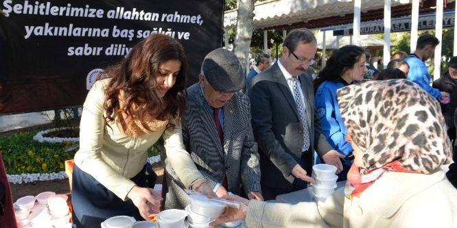 Hava şehitleri için helva dağıtıldı