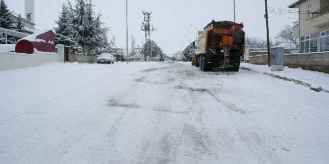 Kırşehir merkezde bağlantısı kar yağışı nedeni ile kesilen köy yolları açıldı