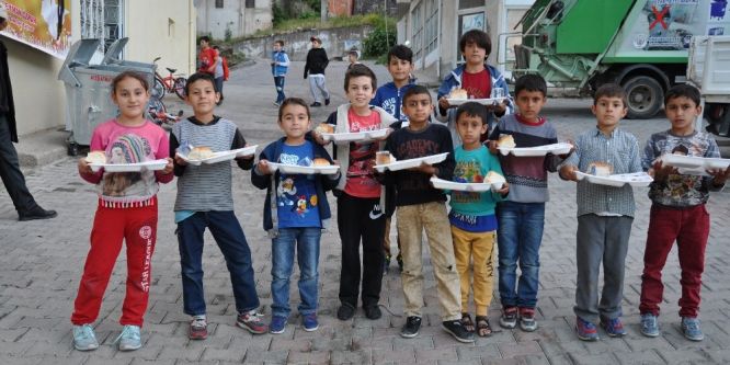 Miniklerin iftar sevinci