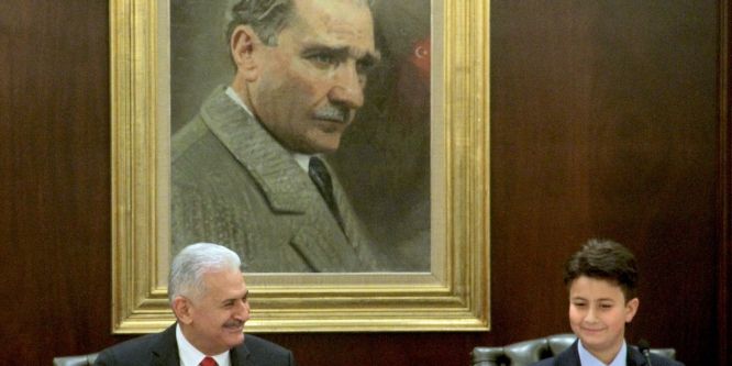 Başbakan Yıldırım, koltuğunu çocuk başbakana devretti