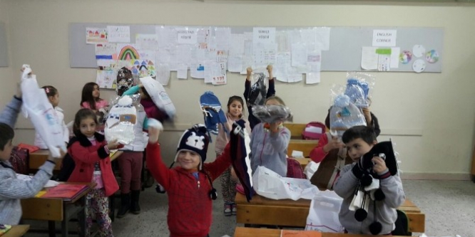 Zonguldak'ta Armutlucumalılardan öğrencileri sevindiren karne hediyesi