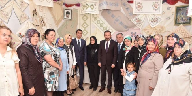 İZMEK’te yıl sonu sergileri başladı