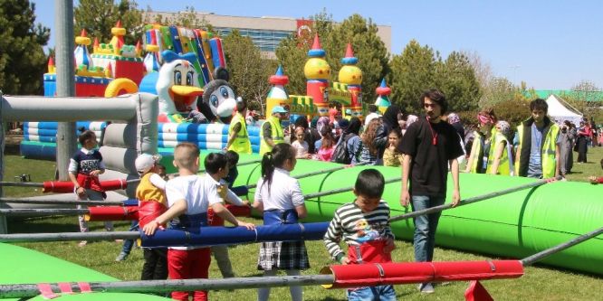 Türk ve sığınmacı çocuklar şenlikte buluştu
