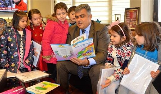 Minikler karne sevinci Başkan Özgüven ile paylaştı