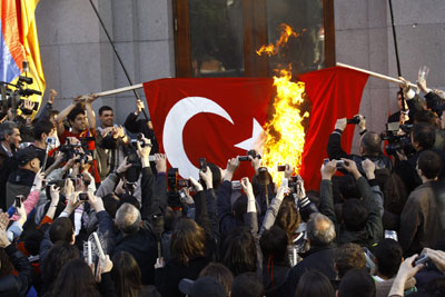 Dışişleri Bakanlığı Türk bayrağı yakılmasını lanetledi