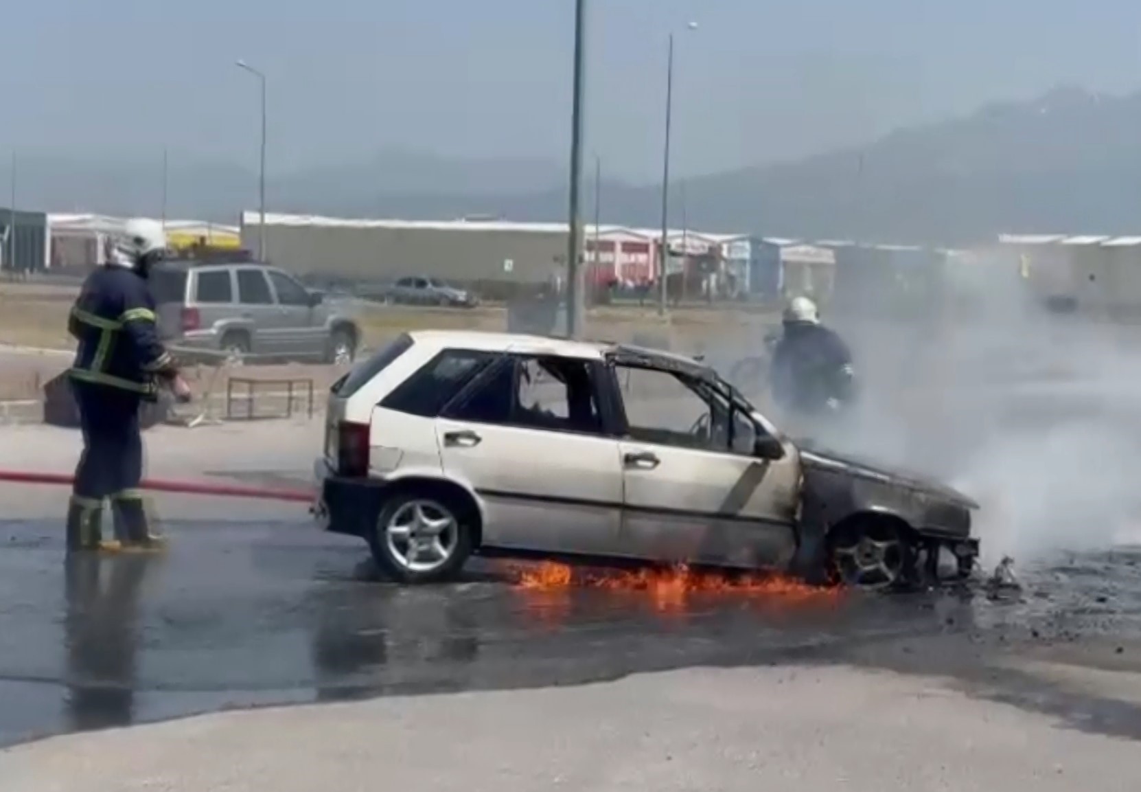 Fiat otomobil egzoz tamirinde alev alev yandı
