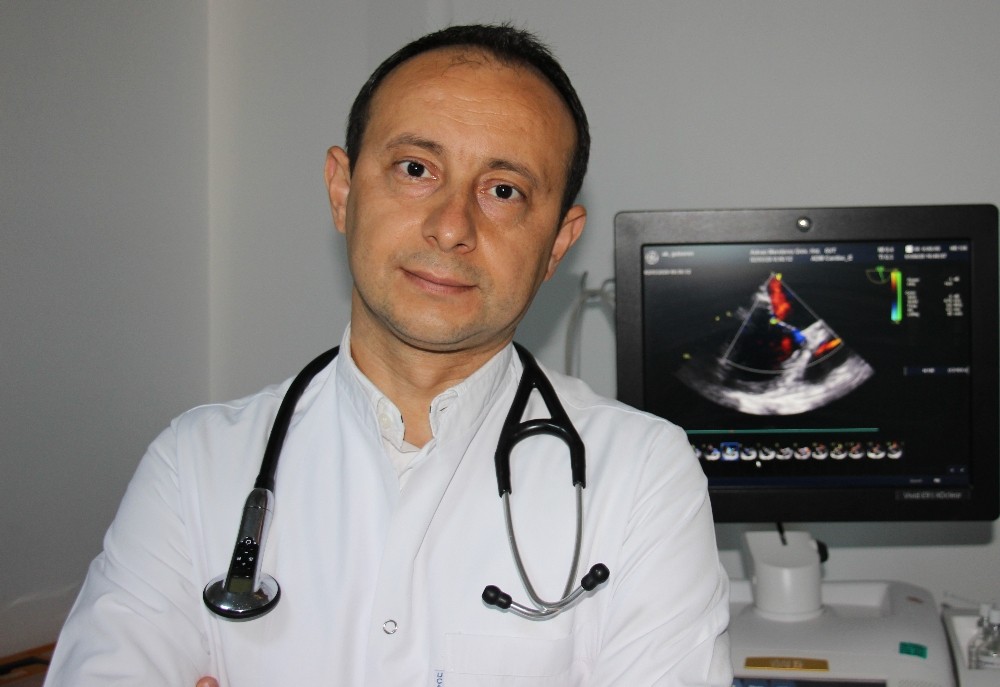 FIFA Futbol Doktoru diploması sahibi Doç. Dr. Güngör: “Futbolculara sıcak bitkinliğinin erken belirtileri ve oluşabilecek şikayetler öğretilmeli” 