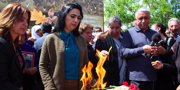 Figen Yüksekdağ putun önünde mum yaktı