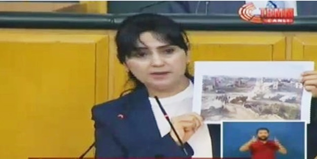 Figen Yüksekdağ Türk bayrağından rahatsız