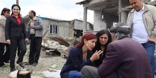 Figen yıkılan evlerin önünde kahkaha attı