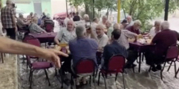 Fıkra gibi olay! Okeyi sel bile bölemedi