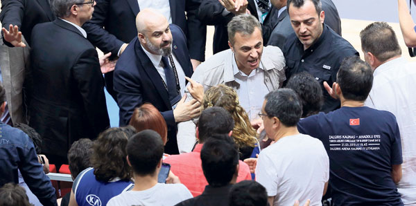 Salonda gerginlik! Taraftarlarla tartıştı...