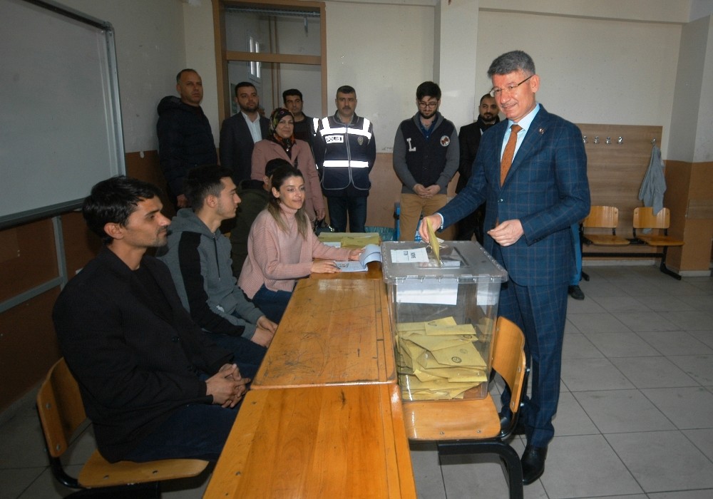 Fikret Yeni, ailesiyle birlikte oy kullandı 