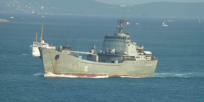 Rus çıkarma gemisi boğazdan geçti