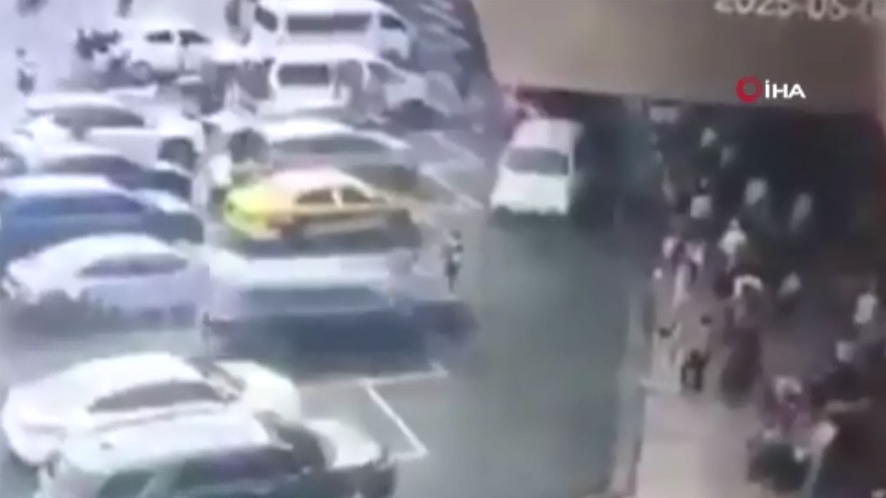 Filipinler’de aracıyla kalabalığa daldı! 2 kişi öldü