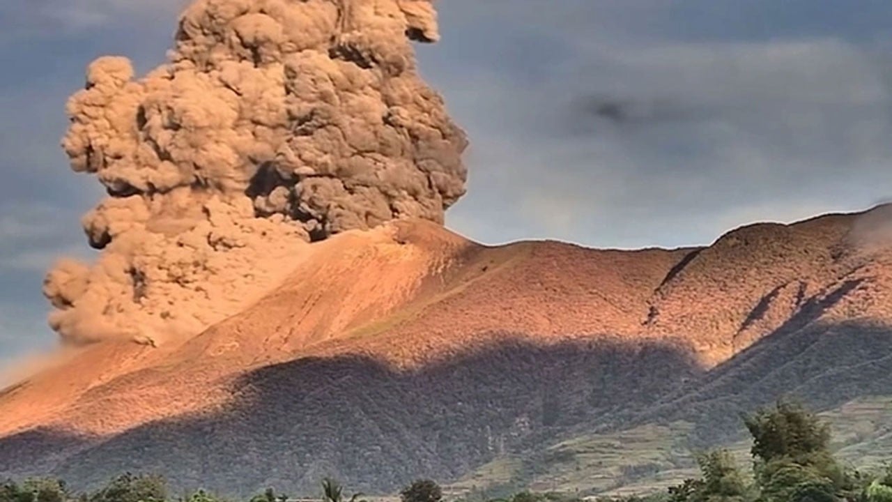 Filipinler’de korkutan görüntü! Yanardağ patladı