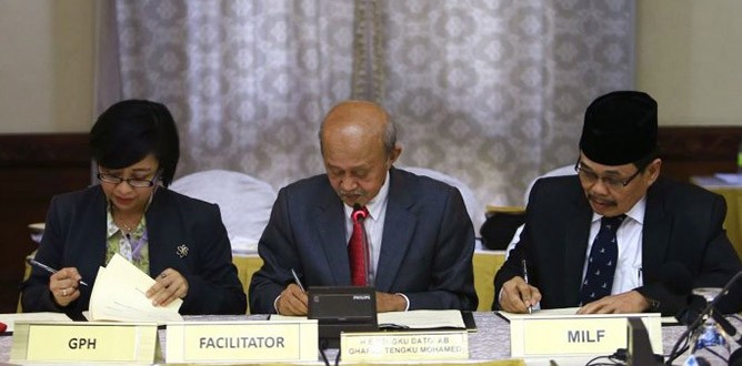 Filipinlerde tarihi anlaşmaya imza