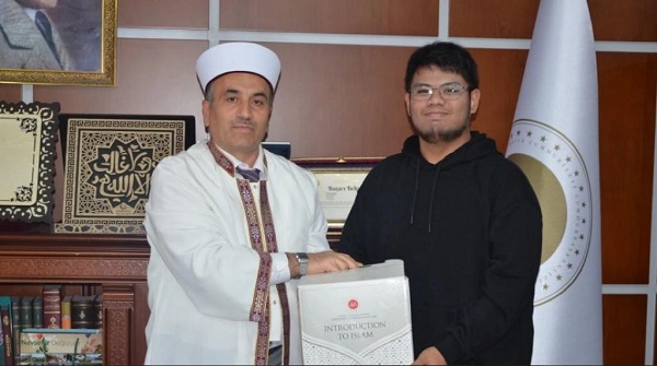 Filipinli genç Müslüman oldu