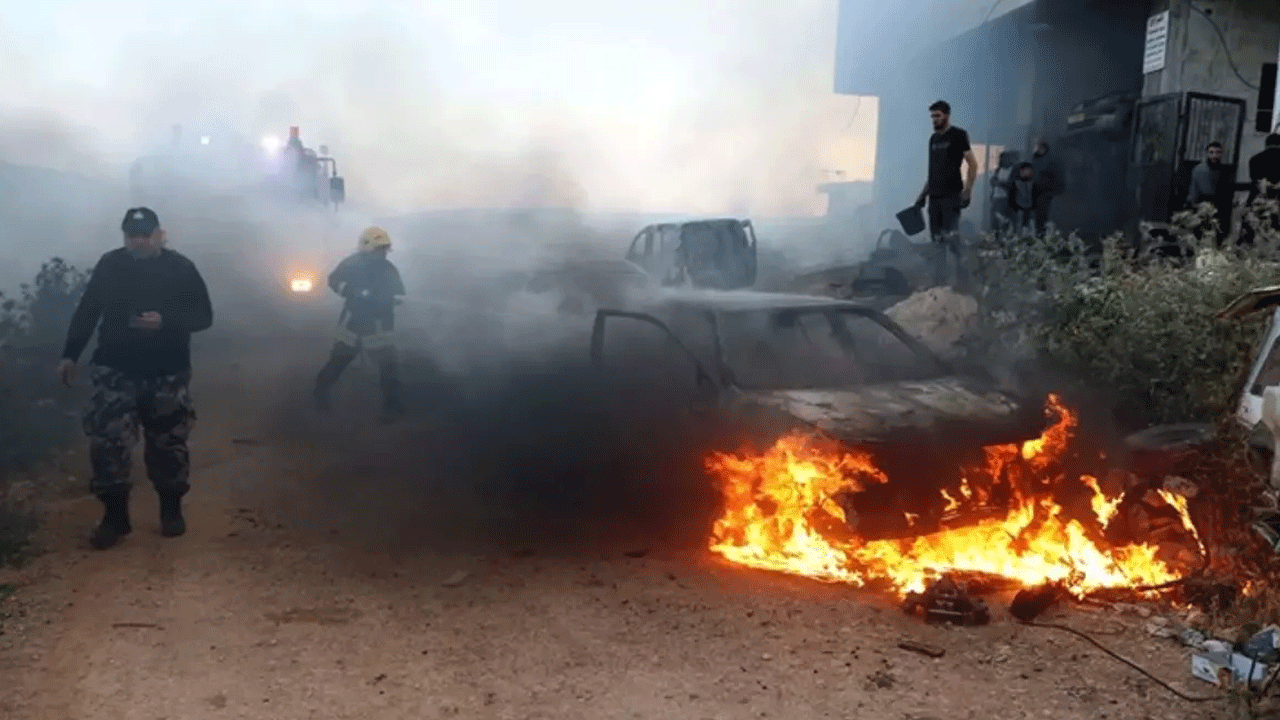 Filistin topraklarını işgal eden lanetli, ırk, işgal altındaki Batı Şeria'da araçları ateşe verdi