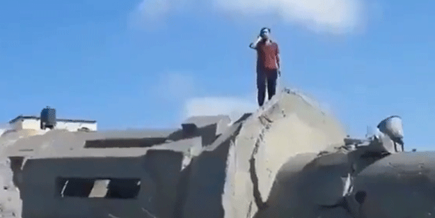 Filistin'de duygulandıran anlar: Yıkılan camide ezan okudu