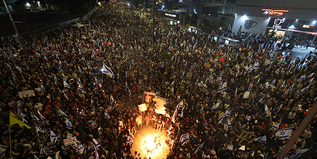 Filistin'deki zulüm İsrail'i yakmaya başladı! 100 bin gösterici sokaklara döküldü