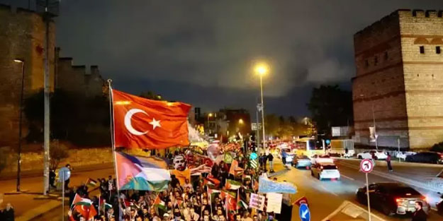 Filistin'e destek için meşaleli yürüyüş