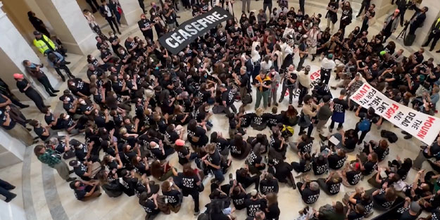 Filistin'e destek veren Yahudiler Kongre binasını bastı