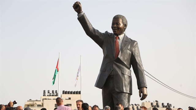 Filistin'e Mandela heykeli
