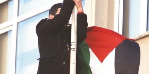 Filistin’i savundu işten kovuldu