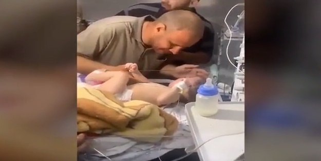 Filistinli babanın İsrail katliamından sağ kurtulan bebeğine kavuşma anı kamerada