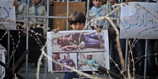 Filistinli çocuklar BM önünde gösteri düzenledi!