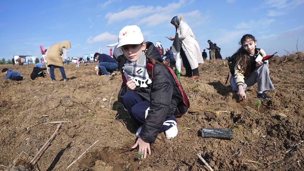 Filistinli çocuklar için binlerce fidan dikildi