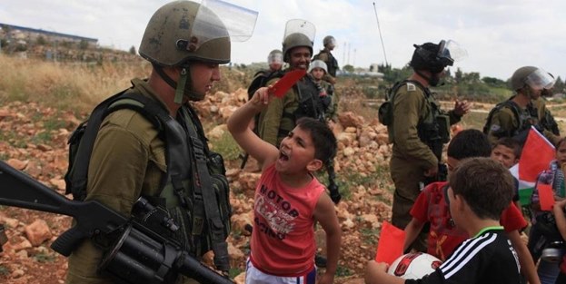 Filistinli çocuklardan İsrail askerlerine 'kırmızı kart'