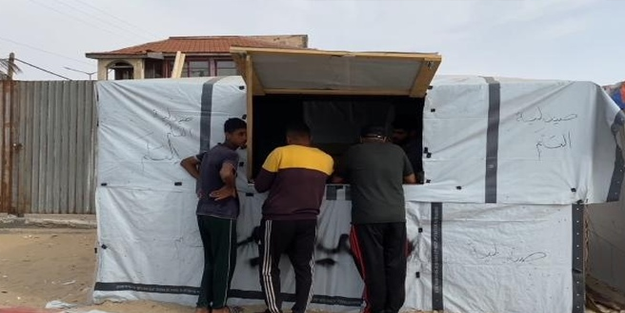 Filistinli eczacı Refah'ta 'çadırdan' eczane açtı