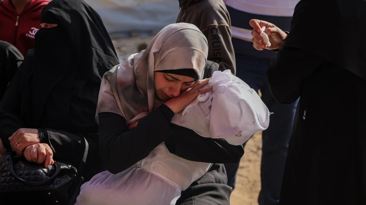 Filistinli engelli anne şehit kızına işaret diliyle veda etti